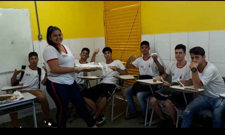 Os alunos do segundo ano, do ensino médio, também se mobilizaram e compraram 15 pizzas