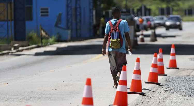 Imigrante venezuelano cruza a fronteira com o Brasil