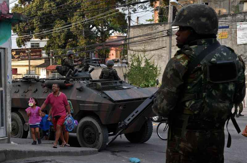 Soldados do exército no Rio