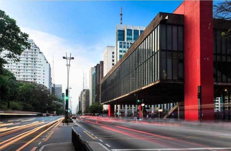 À direta, o Museu de Arte de São Paulo - MASP, na Avenida Paulista.