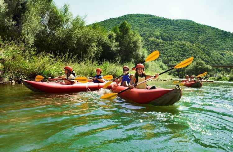 Pessoas fazendo rafting