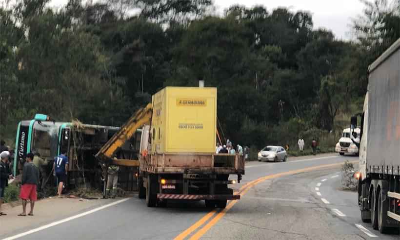 O ônibus de turismo chegou a tombar fora da pista