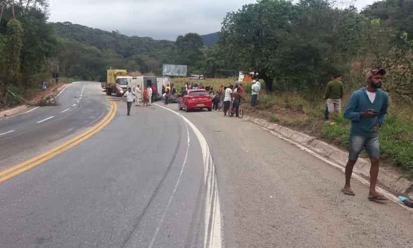 Acidente ocorreu no sentido Belo Horizonte e há feridos. O ônibus chegou a tombar na pista