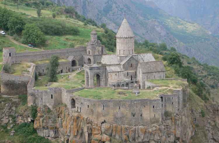 Turistas aproveitam Monastério de Tatev