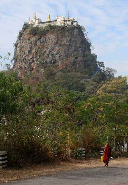 Monge passeia em frente paisagem do monastério