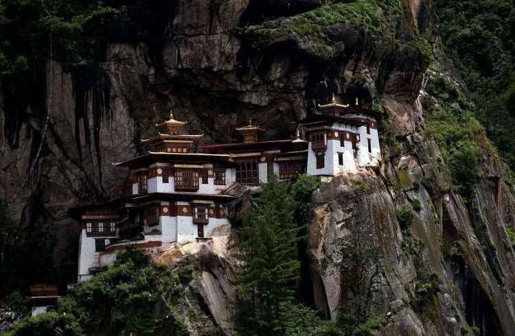 Mosteiro de Taktsang no alto da montanha