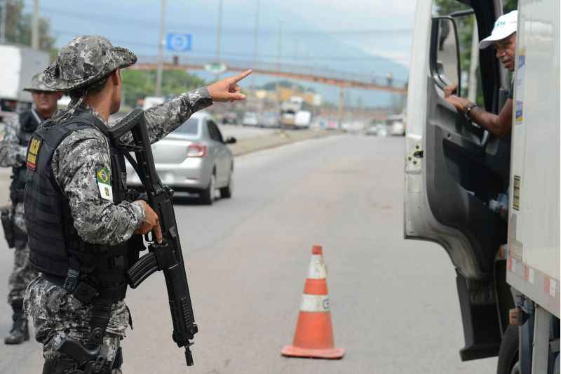 Força Nacional faz ação contra roubo de cargas na Avenida Brasil