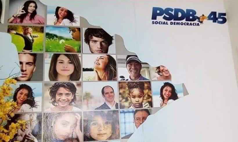 Selena Gomez e youtuber em painel de campanha eleitoral do PSDB