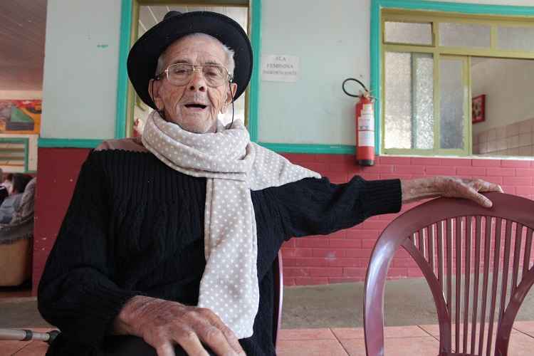 O idoso José Fernandes, 91, está no asilo há dois anos e se sente feliz com as visitas