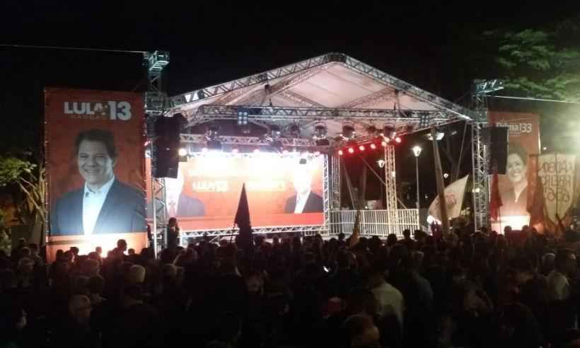 PT usa imagem de Fernando Haddad em cartaz durante lançamento de programa de governo em Belo Horizonte