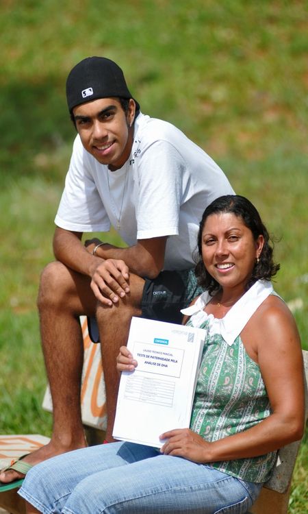 Programa Pai legal do Ministério Público. Delma de Sousa Vieira, 43 anos, com o seu filho Douglas Eduardo Sousa Minuzi Curado, 18 anos.