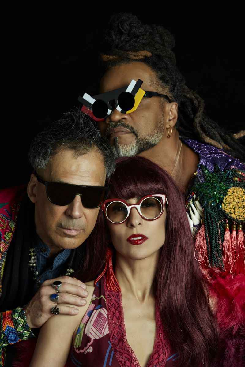 Marisa Monte, Arnaldo Antunes e Carlinhos Brown apresentam na cidade um show com o novo trabalho do trio, mas sem esquecer de clássicos como Velha infância e Já sei namorar