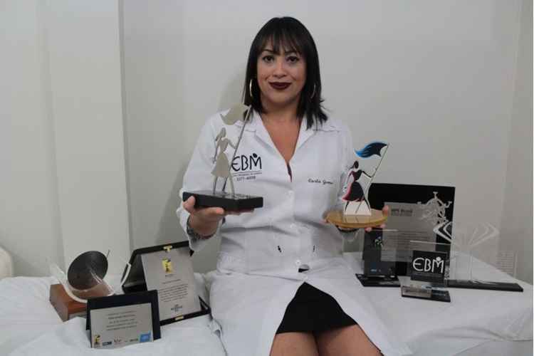 Carla e sua coleção de troféus e placas de reconhecimento