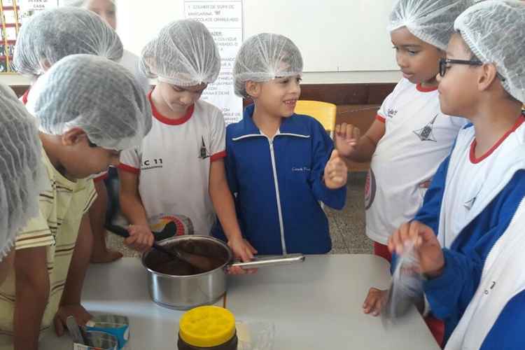 Alunos do projeto Pequenos economistas aprendem matemática brincando