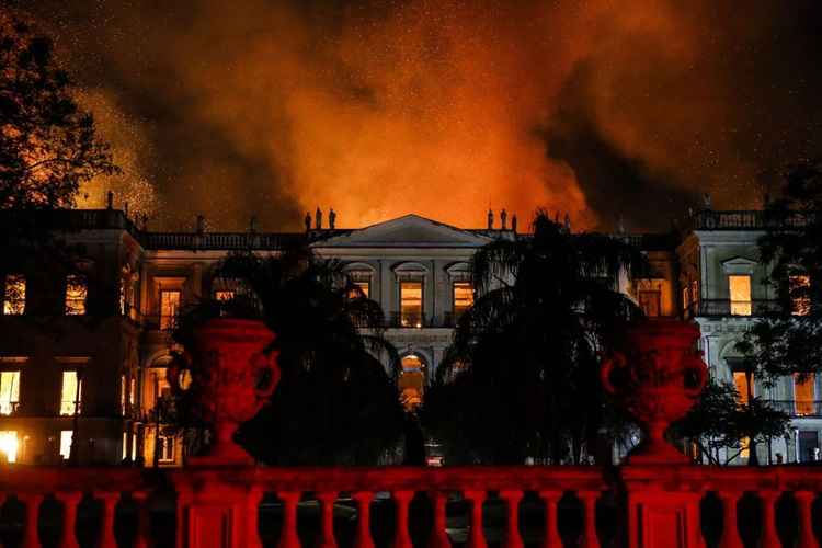 Incêndio atinge Museu Nacional do Rio de Janeiro