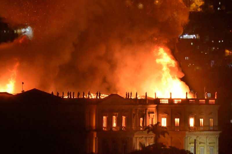 Incêndio de grandes proporções atinge Museu Nacional, vinculado à Universidade Federal do Rio de Janeiro, na Quinta da Boa Vista, em São Cristóvão, no Rio de Janeiro