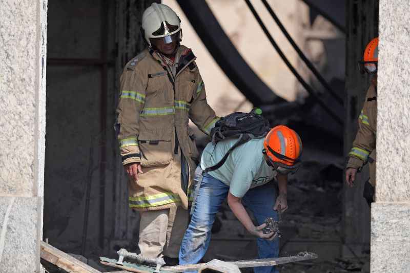 Bombeiros e integrantes da Defesa Civil fizeram uma vistoria no prédio nesta segunda-feira