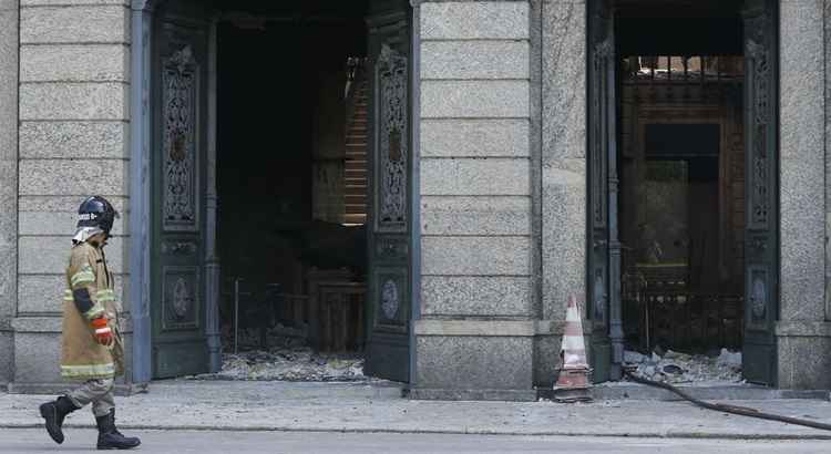 Bombeiros e Defesa Civil trabalham após incêndio no Museu Nacional, na Quinta da Boa Vista, na zona norte do Rio