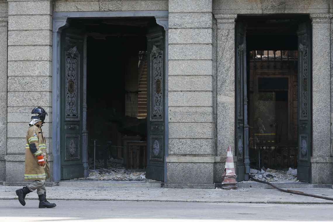 Pesquisadores e funcionários retiram peças dos escombros do Museu Nacional após incêndio