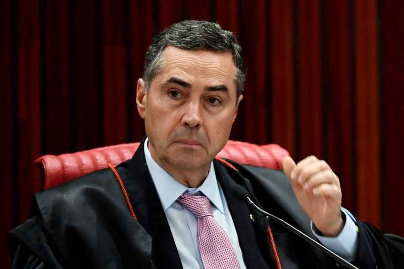 Barroso não respondeu os protestos e entrou correndo no prédio, demonstrando desconforto com a situação