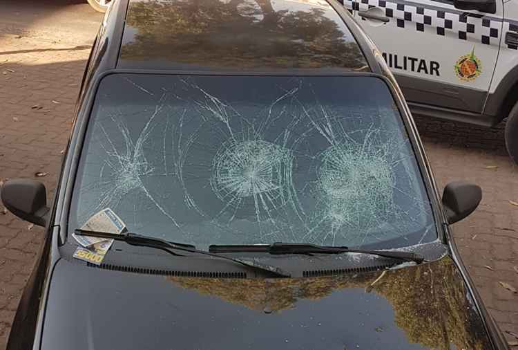 Carro preto com vidro quebrado