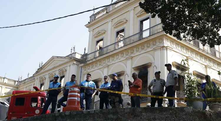 Bombeiros e Defesa Civil trabalham após incêndio no Museu Nacional, na Quinta da Boa Vista, na zona norte do Rio