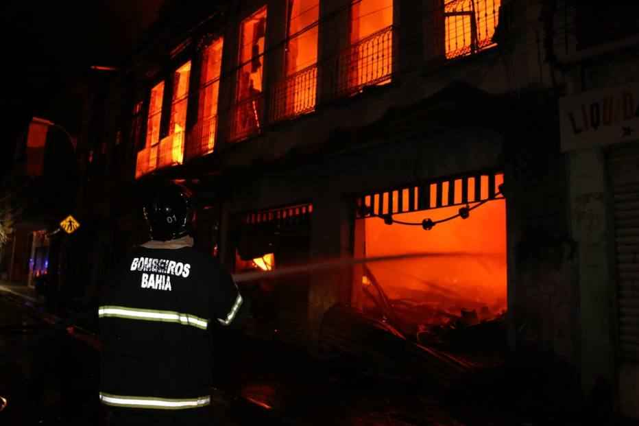 Bombeiros combatem incêndio em um casarão comercial de quatro andares na Baixa dos Sapateiros, no centro de Salvador