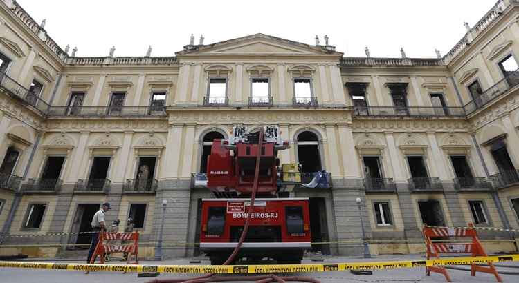 Museu Nacional do Rio de Janeiro continua interditado pela Defesa Civil após ter sido destruído por um incêndio na noite do último domingo