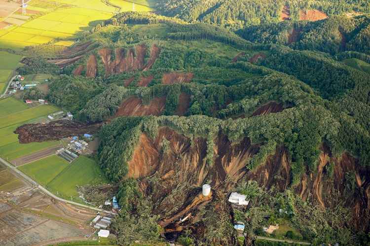 Terremoto deixa dois mortos e 40 desaparecidos no norte do Japão