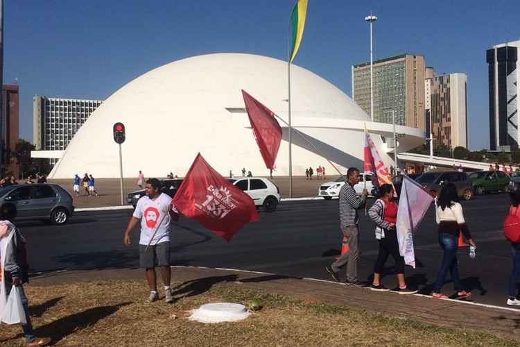 Manifestantes de esquerda se concentram próximo ao Museu Nacional