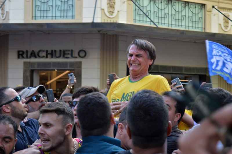 Momento da tentativa de agressão ao candidato do PSL a presidente da República, Jair Bolsonaro