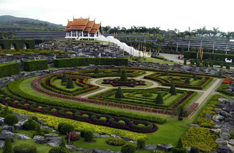 Viajar é uma das formas divertidas de aprender. Seja sobre a cultura do local, seja em visitas a museus e pontos turísticos e belezas naturais, que ganham formatos em jardins e encantam turistas