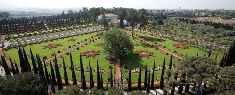 Viajar é uma das formas divertidas de aprender. Seja sobre a cultura do local, seja em visitas a museus e pontos turísticos e belezas naturais, que ganham formatos em jardins e encantam turistas