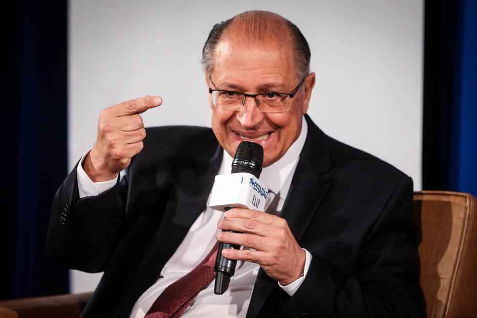 A proposta do candidato é reduzir o número de assentos na câmara e no senado