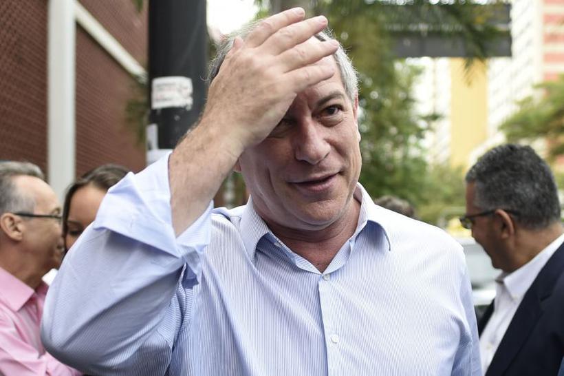 Ciro Gomes com uma mão na testa