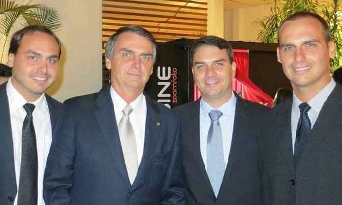 Flávio Bolsonaro com o pai, Jair, e os irmãos, Carlos e Eduardo