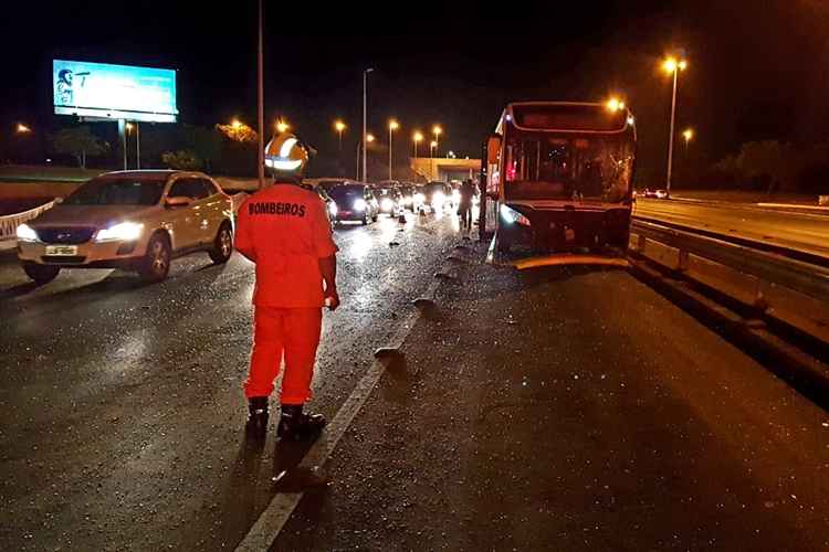 A faixa exclusiva e uma pista ficaram fechadas durante o atendimento dos bombeiros