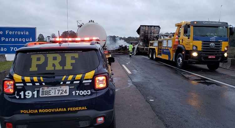 Presos em fuga incendeiam caminhões e interditam rodovia BR-116