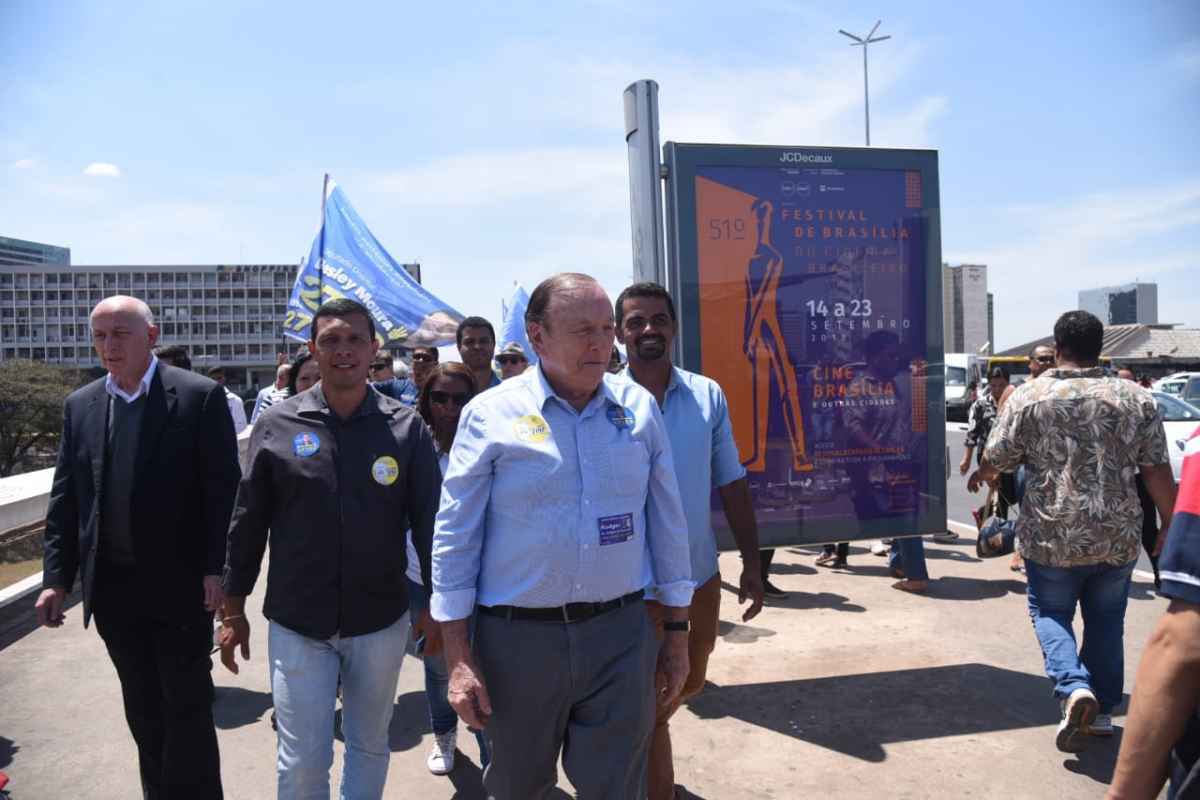 Eymael fez uma curta caminhada de 200m entre a Rodoviária do Plano e o Conic