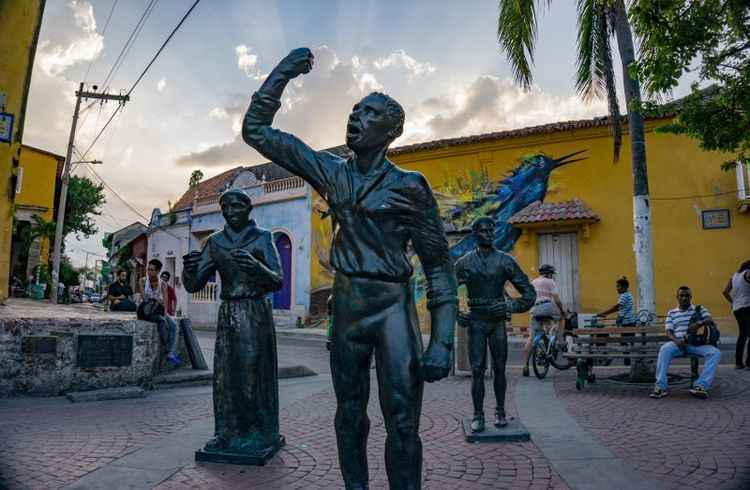 O melhor plano para desfrutar a cidade e entrar no seu espírito é se deixar levar pelo calor, luz e umidade do Caribe e passar horas andando, se deixando levar pela música e pelo rum