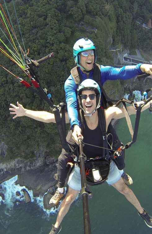 Voo livre de parapente, conduzido por Tavinho (capacete verde), é um dos mais procurados