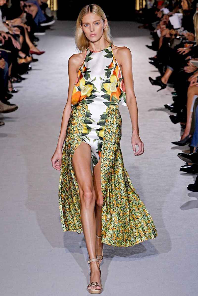 Coleção de primavera-verão 2011 da Stella McCartney: estampas grandes em vestido de festa criam looks informais, perfeitos para eventos diurnos