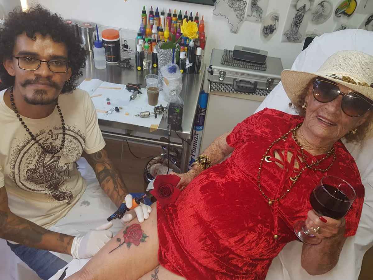 Epifânia fez a primeira tatuagem aos 98 anos e aos 101 voltou ao estúdio para fazer um novo desenho