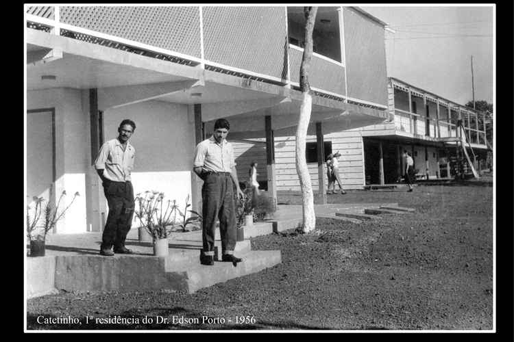 foto de Brasília em construção, pioneiros aparecem em frente ao Catetinho, nos anos 60.