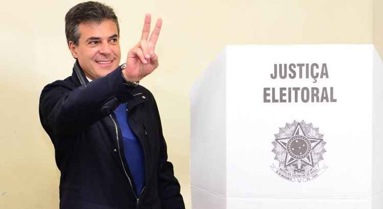 Beto Richa (PSDB-PR) votando nas últimas eleições