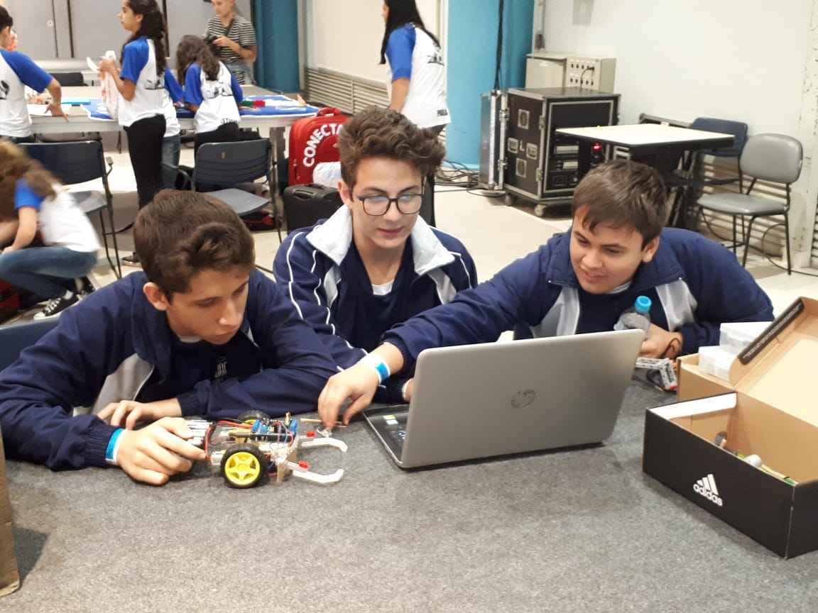 Duas equipes de alunos do Colégio Marista da Asa Sul, em Brasília, participam esta semana do maior festival de robótica do país