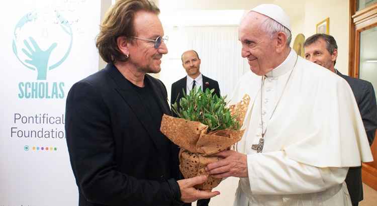 Bono se reuniu por uma hora e meia com o papa em sua residência de Santa Martha, no Vaticano