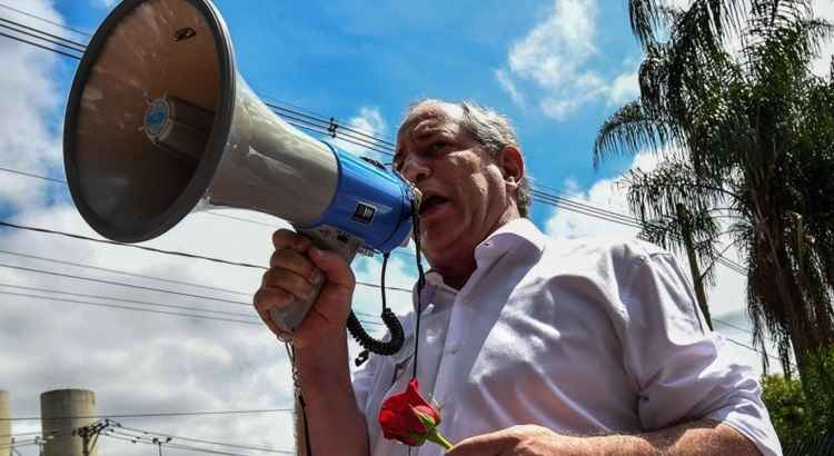 Ciro Gomes com megafone nas mãos