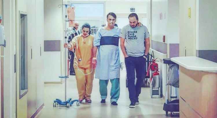 Jair Bolsonaro caminhando pelo hospital