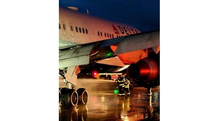 Bombeiros jogando água sob a aeronave que viajou de São Paulo a Nova York